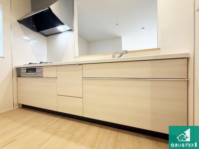 ◆羽曳野市島泉　第7期　新築一戸建てのキッチン|リビングと統一感があり、使い勝手のいいキッチン。広々としているので、二人並んで作業が出来ちゃいます。お子様と一緒に色々なお料理に挑戦できるスペースがあります。