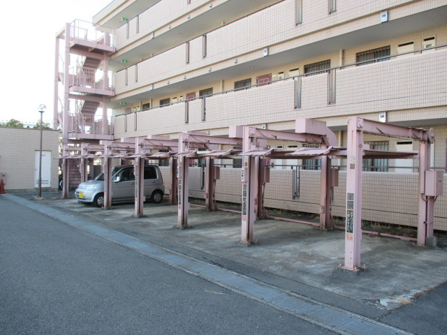 ブールヴァル鎌倉手広の駐車場
