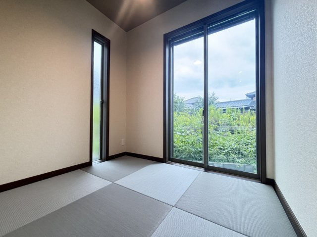 西宮市山口町下山口４丁目新築戸建ての和室|◇1階には約2.5帖の畳コーナーを設けており、小さなお子様の遊び場やお昼寝スペースなど、多目的にご活用でき、キッチンから目が届く位置にあるため、お料理をしながらお子様を見守れるのも嬉しいポイントです。
