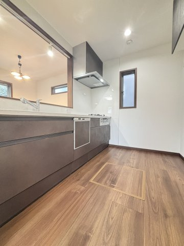 西宮市山口町下山口４丁目新築戸建てのキッチン|◇キッチンはカウンターキッチンを採用。リビング・ダイニングを見渡しながらお料理ができ、ご家族との会話も弾みます。小さなお子様の様子を見守りながら家事ができるのも嬉しいポイントです。