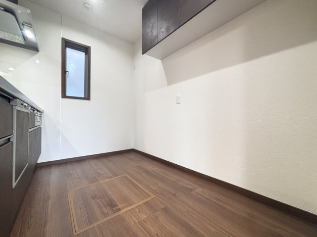西宮市山口町下山口４丁目新築戸建てのキッチン|◇キッチン背面にはカップボードや冷蔵庫を置けるスペースを確保。食器や調理家電、食材などをまとめて収納でき、キッチンまわりをすっきりと整理しながら快適にお料理をお楽しみいただけます。