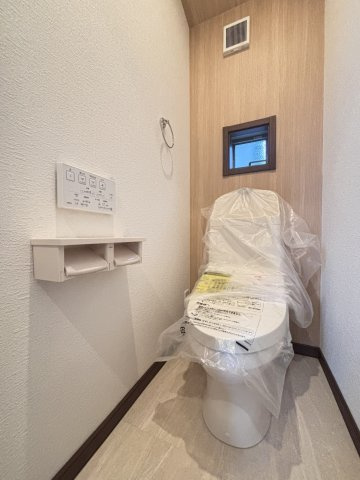 西宮市山口町下山口４丁目新築戸建てのトイレ|◇毎日使うトイレは、清潔感のある落ち着いた空間。快適にお使いいただける、暮らしに欠かせない設備のひとつです。