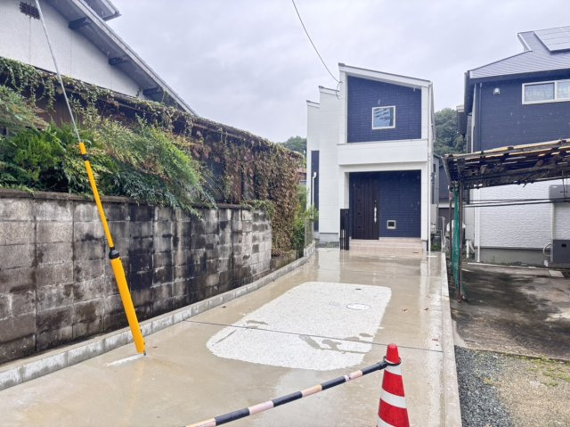 西宮市山口町下山口４丁目新築戸建ての外観|◇敷地内には車2台を縦列駐車できるスペースを確保。ご夫婦でお車をお持ちのご家庭や、来客時にも便利な駐車スペースです。