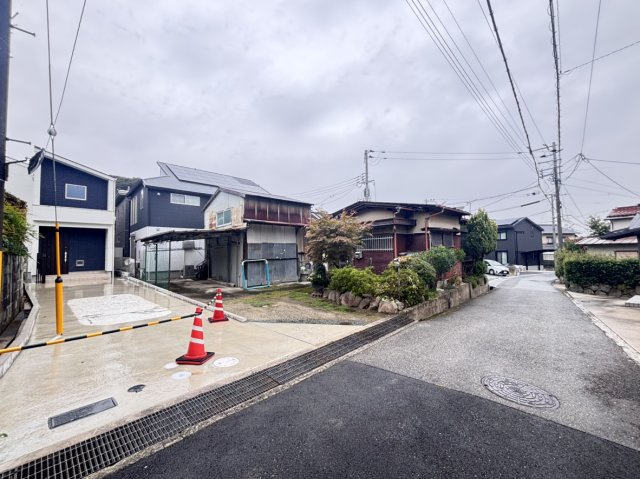 西宮市山口町下山口４丁目新築戸建ての前面道路含む現地写真