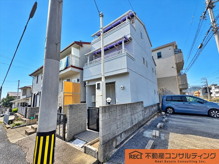 神戸市灘区篠原南町2丁目　中古戸建の外観|前面道路は約8.2ｍで車の出し入れもスムーズ！