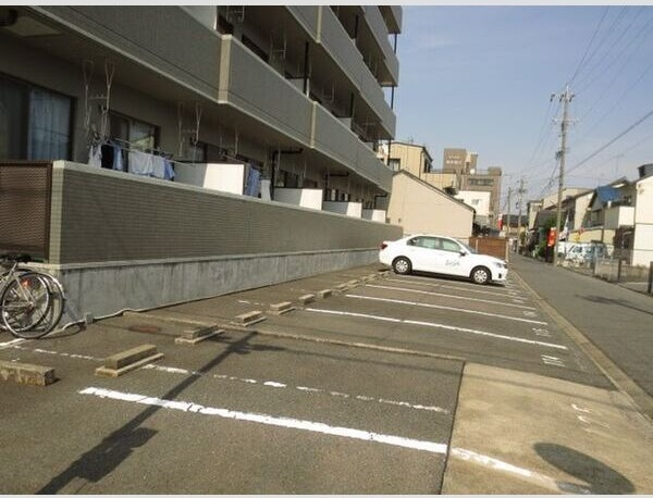 エステートOSM四番の駐車場