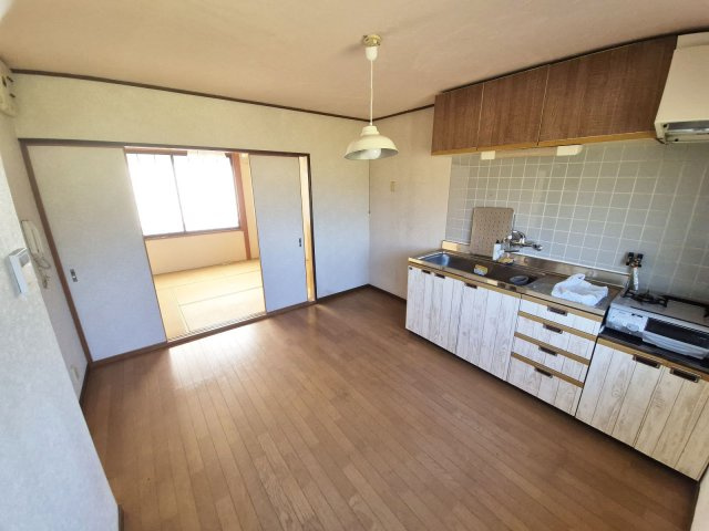 【居間・リビング】 | 亀岡　千代川町今津二丁目　テラスハウス | 和室と隣接しており、繋げることでLDK約12帖としてご利用頂けます
