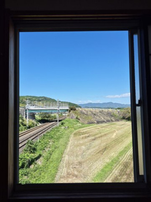 【展望】 | 亀岡　千代川町今津二丁目　テラスハウス | 3階北側和室からの採光。田畑や線路など、写真風景のような眺望です