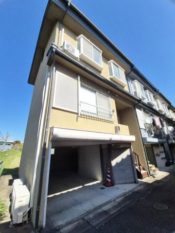 【外観】 | 亀岡　千代川町今津二丁目　テラスハウス | 堀込駐車場につき、愛車を雨風から守ります