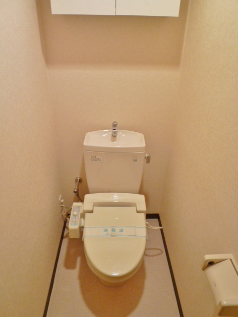 アトラス高円寺のトイレ|シャワートイレ。上部に棚あります。