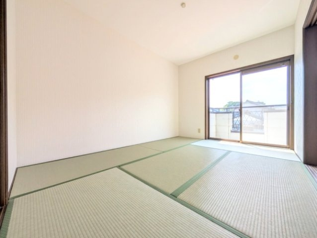 フラットマリンの寝室|広くて明るい寝室