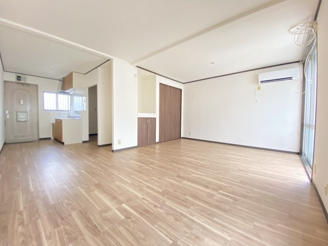 ニューハイム岩戸の居間・リビング|こちらの居間で趣味の時間をお楽しみください