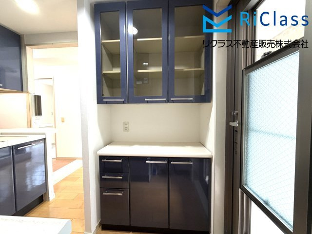 分譲駐車場権利付 ワコーレ新神戸カデンツァのキッチン|キッチン同色の食器棚です