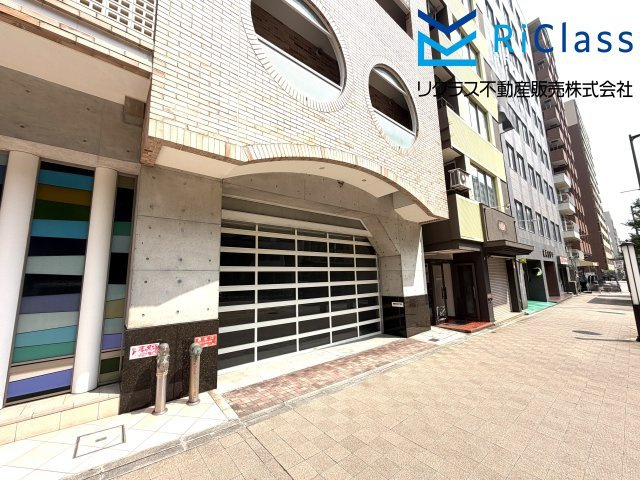 分譲駐車場権利付 ワコーレ新神戸カデンツァの駐車場|屋内駐車場の入り口です