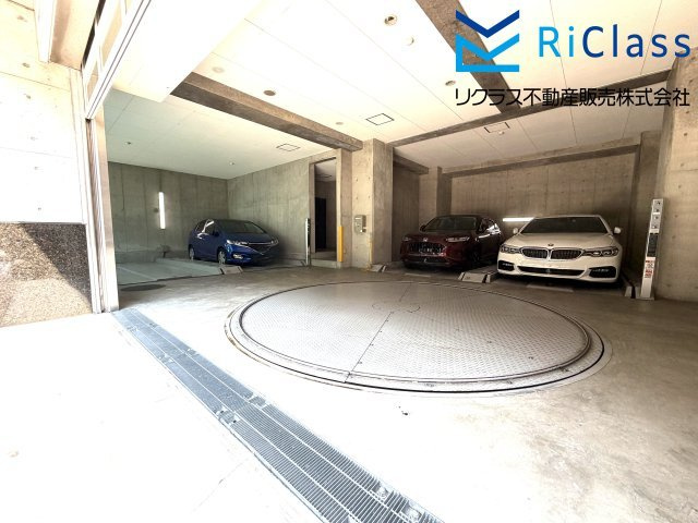 分譲駐車場権利付 ワコーレ新神戸カデンツァの駐車場|屋内シャッター付きで雨の日も安心です