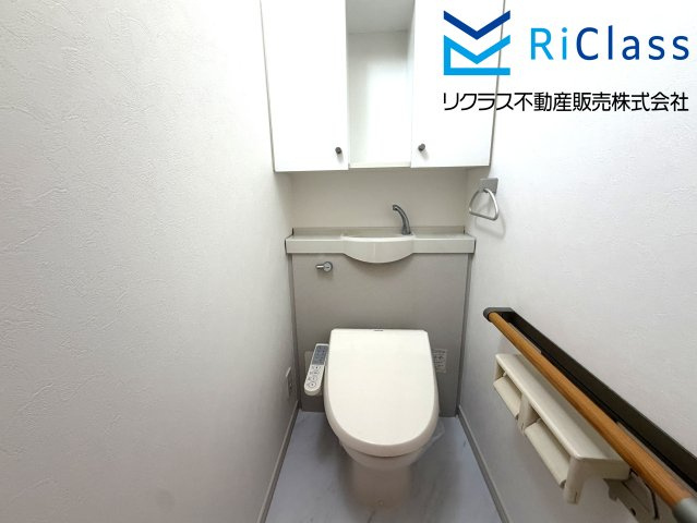 分譲駐車場権利付 ワコーレ新神戸カデンツァのトイレ|タンクレスのウォシュレット付きトイレです