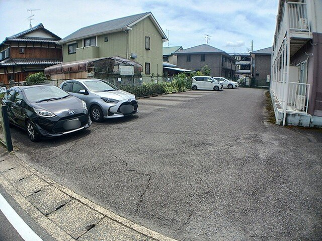 ユニメント桂華の駐車場