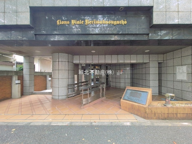 ライオンズヴィアーレ練馬春日町のエントランス|安心、安全なオートロックシステム完備しております