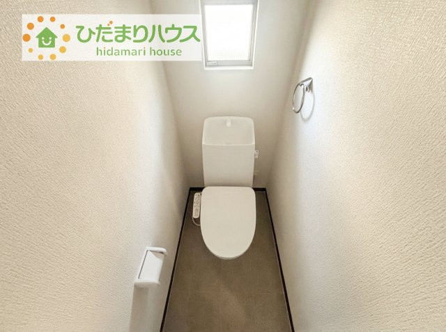 【トイレ】 | 筑西市玉戸　中古戸建 | 小窓が付いているので、トイレも明るい空間になっております♪