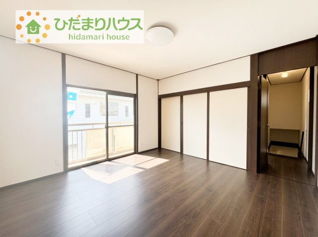 【寝室】 | 筑西市玉戸　中古戸建 | 広めの主寝室は、ベッドの他にもパソコンデスクやドレッサーなども置けちゃいます(*^-^*)
