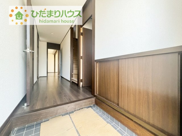 【玄関】 | 筑西市玉戸　中古戸建 | 毎日「行ってきます」「ただいま」をいう玄関は明るく光が差し込みます♪