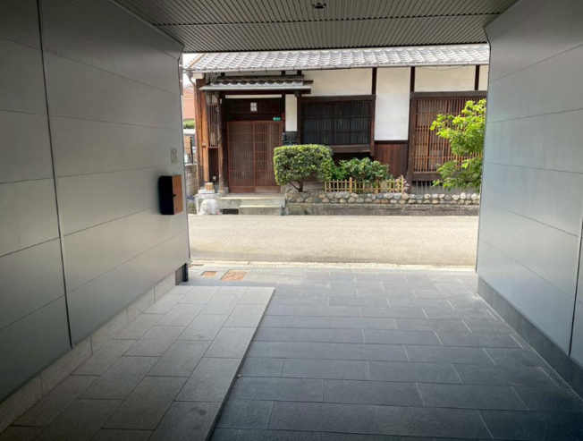 【駐車場】 | 平野区平野東1丁目 | 広々タイル貼りのお洒落な玄関、駐車スペースです☆