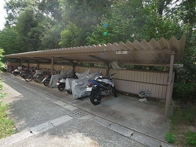 鈴蘭泉台第一住宅3号棟のその他共用部分|バイク等も置ける駐輪スペース
