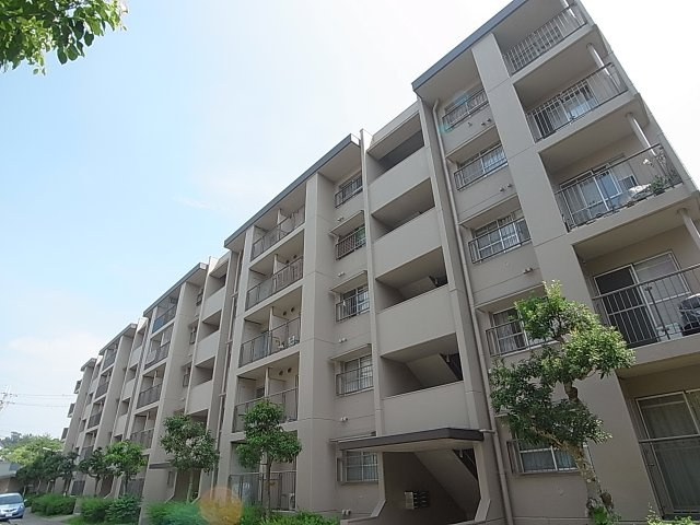 鈴蘭泉台第一住宅3号棟の外観|閑静な住環境のマンション