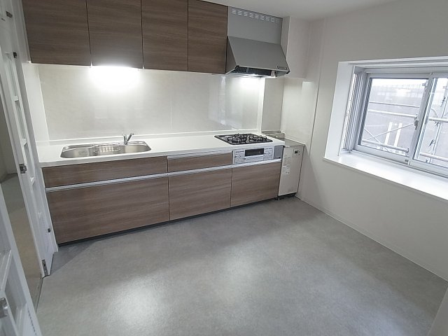 鈴蘭泉台第一住宅3号棟のキッチン|システムキッチン、3口ガスコンロ非常に大きいです