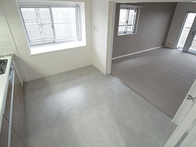 鈴蘭泉台第一住宅3号棟の内装|角部屋で出窓も付いて、風通し良好