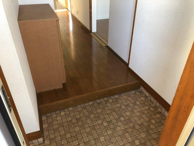 若松レジデンスの玄関