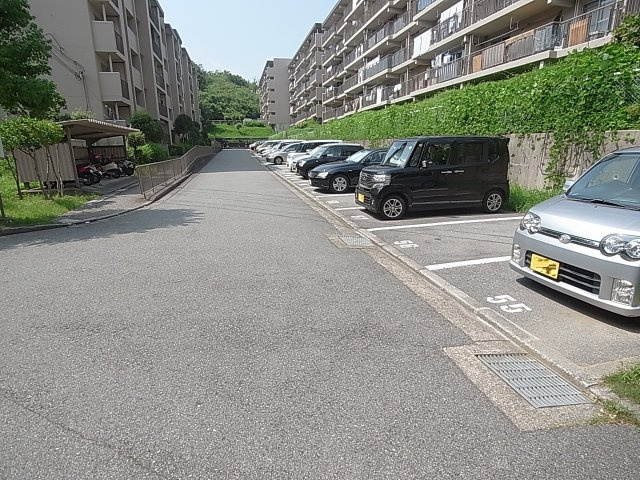 鈴蘭泉台第一住宅3号棟の駐車場|敷地内駐車場を完備