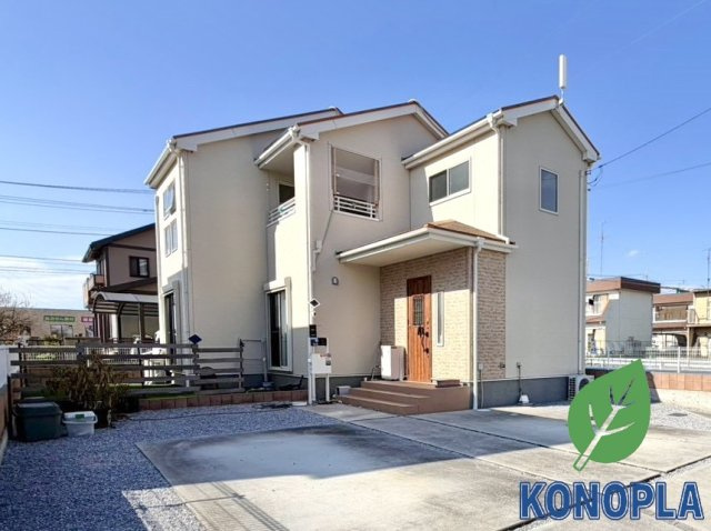 【中古戸建】邑楽郡大泉町大字坂田7丁目の外観|■外観｜いまのアパート生活で走り回るお子さんを怒ってしまった経験はありませんか？走り回ることもジャンプすることも子どもの習性です！庭付き一戸建てならお子さまも思いっきり遊べます(^^)