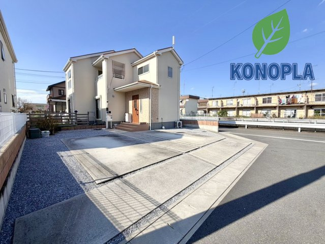 【中古戸建】邑楽郡大泉町大字坂田7丁目の外観|■外観｜広々とした駐車スペースで楽々駐車可能！お買い物後もスムーズにお荷物を運べます♪