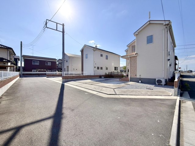 【中古戸建】邑楽郡大泉町大字坂田7丁目の外観|■外観｜道路は通り抜けができないため、住民以外の車通りが少ないのも魅力です♪