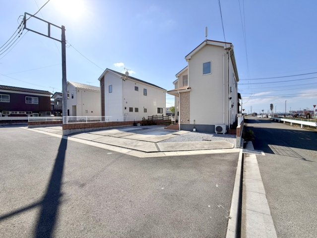 【中古戸建】邑楽郡大泉町大字坂田7丁目の外観|■外観｜周囲の見渡しが良く、車の出入りの際も安全確認がしやすいため、小さなお子様がいるご家庭でも安心です♪