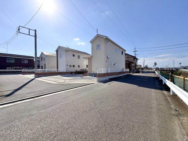 【中古戸建】邑楽郡大泉町大字坂田7丁目の外観|■外観｜角地に位置しているため開放感があり、日当たりや風通しも良好で、快適な生活環境が整っています♪