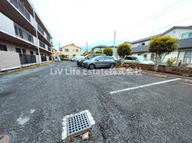 サンプレイスの駐車場