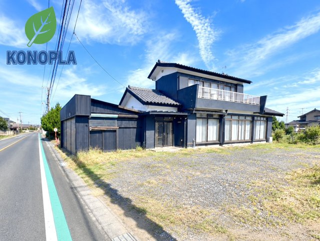 【中古戸建】伊勢崎市境栄の外観|■外観｜広々とした駐車スペースで楽々駐車可能！お買い物後もスムーズにお荷物を運べます♪前面道路が広く見渡しが良いので、車の安全確認もばっちり！