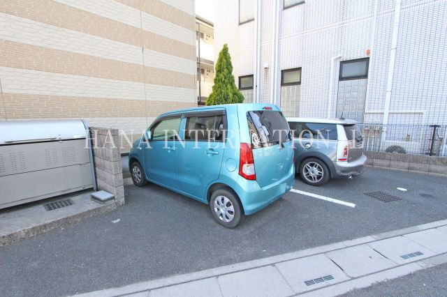 レオパレスセゾンブラン三郷の駐車場