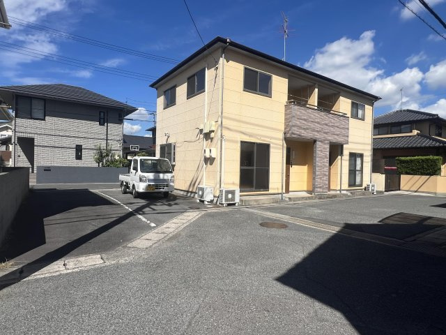 ジュンベリーの駐車場