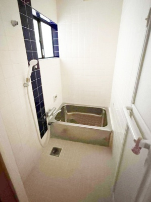 【浴室】 | 尼崎市立花町3丁目　中古戸建 | 窓付きのバスルームは換気ができ、カビ対策にもなりますね