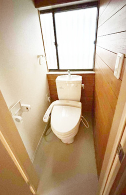 【トイレ】 | 尼崎市立花町3丁目　中古戸建 | トイレには快適な温水洗浄便座付き