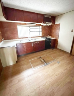 【キッチン】 | 尼崎市立花町3丁目　中古戸建 | キッチンに窓があり、明るく開放的です。また換気もできるので匂いもこもらないですね