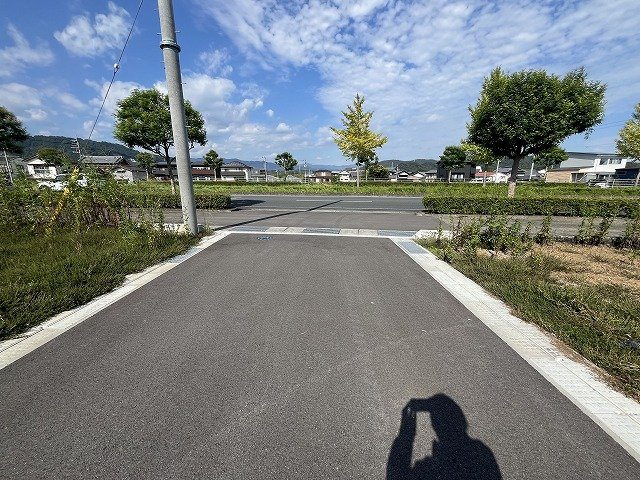土佐市高岡字摺木丙分譲地の前面道路含む現地写真