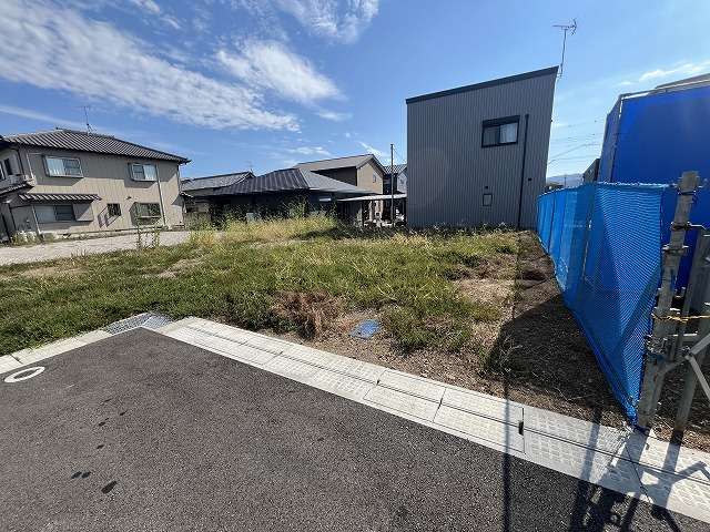土佐市高岡字摺木丙分譲地の前面道路含む現地写真