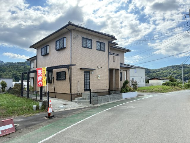 宇土市野鶴町の中古一戸建の前面道路含む現地写真