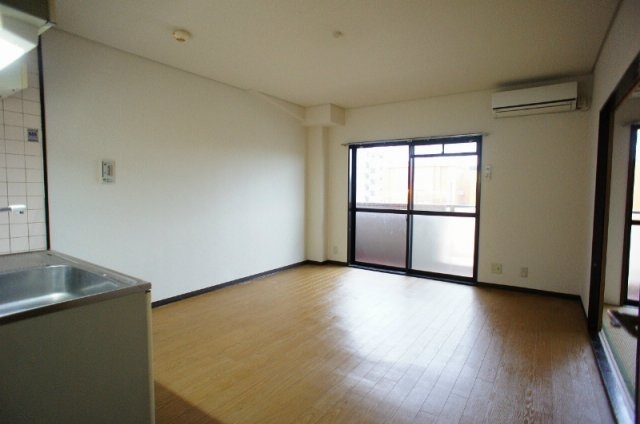 カサベルデの居間・リビング|南向き陽当り良好の洋室。押入や大容量収納でお部屋すっきり。