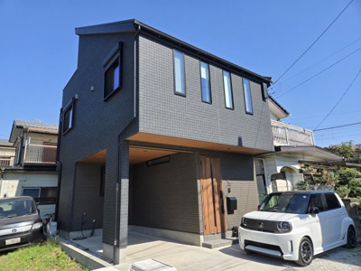 【外観】 | 門沢橋駅徒歩2分・築2年。富士山望む広々ルーフバルコニーが魅力 | スタイリッシュな外観が街並みに映える、モダンな邸宅