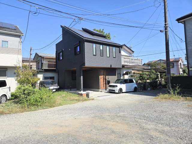 【前面道路含む現地写真】 | 門沢橋駅徒歩2分・築2年。富士山望む広々ルーフバルコニーが魅力 | 南側前面道路向かいは月極駐車場となっており拓けております